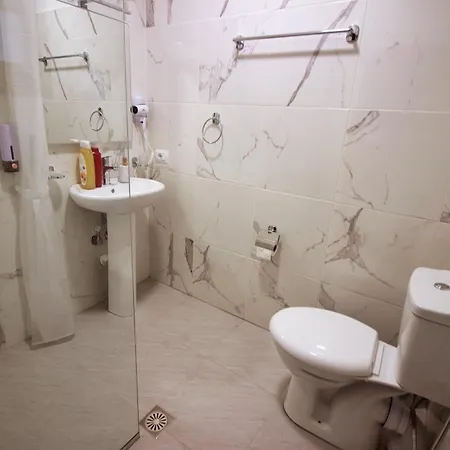 Проживание в семье Emblematic House 4 *