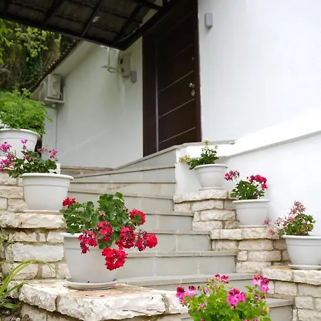 Проживание в семье Emblematic House 4 Гирокастра