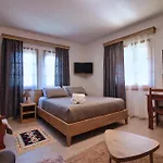Проживание в семье Emblematic House 4 *