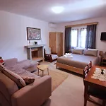 Emblematic House 4 Проживание в семье Гирокастра
