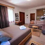 Emblematic House 4 Проживание в семье
