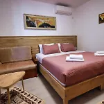 Проживание в семье Emblematic House 4 *