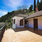 Проживание в семье Emblematic House 4 *