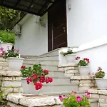 Проживание в семье Emblematic House 4 Гирокастра