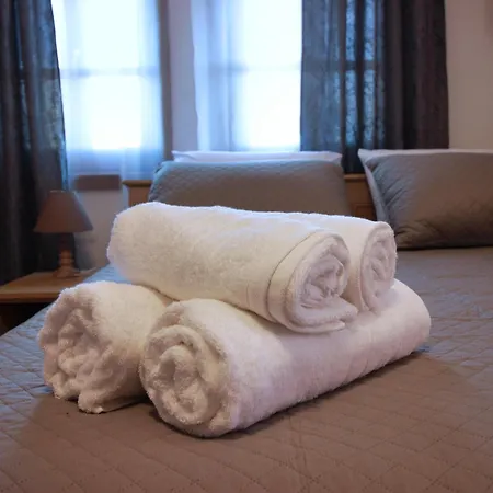 בית אירוח Emblematic House 4 *