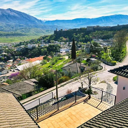 Emblematic House 4 ジロカストラ