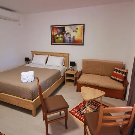 Emblematic House 4 ジロカストラ