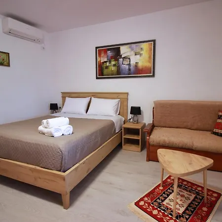 Emblematic House 4 בית אירוח Gjirokastër