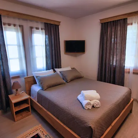 Emblematic House 4 בית אירוח Gjirokastër