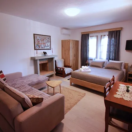 Emblematic House 4 בית אירוח Gjirokastër