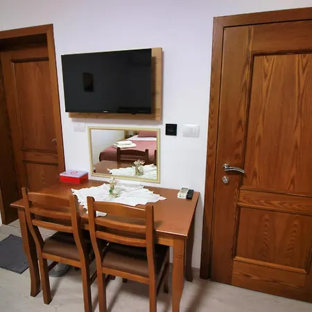 בית אירוח Emblematic House 4 *