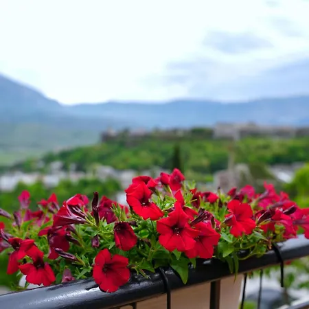Emblematic House 4 בית אירוח Gjirokastër