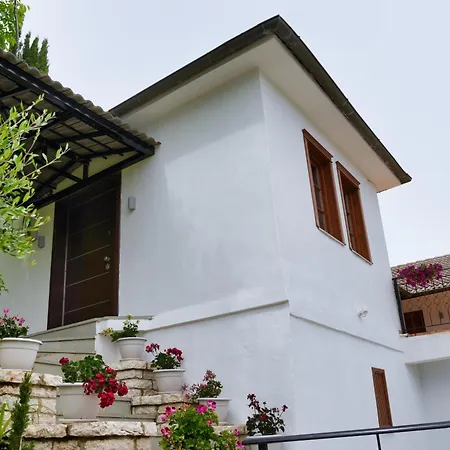 Emblematic House 4 *