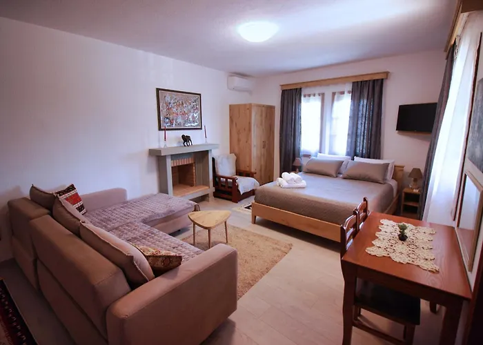 Emblematic House 4 홈스테이 Gjirokastër